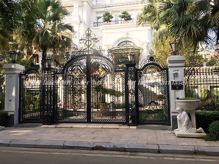 Portfolio thi công cổng sắt biệt thự của một đơn vị gia công sắt thép uy tín tại KĐT Vinhomes.