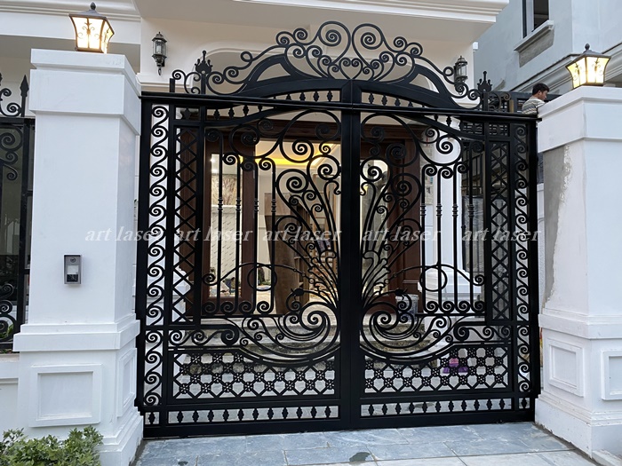 Một bộ cổng sắt mỹ thuật uốn hoa văn cổ điển, thể hiện kỹ thuật gia công thủ công tinh xảo tại Hà Nội.