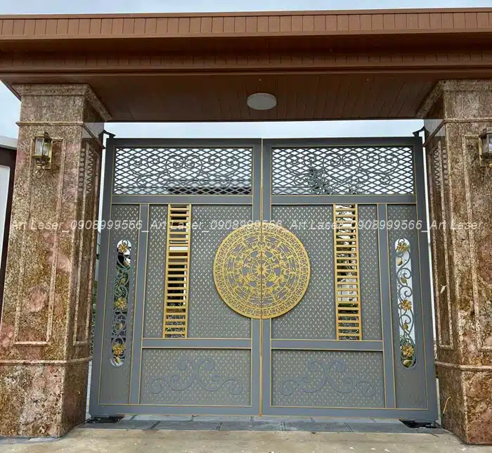 Cổng sắt biệt thự phong cách hiện đại cắt CNC, đóng vai trò "lớp khiên" an ninh kiên cố.