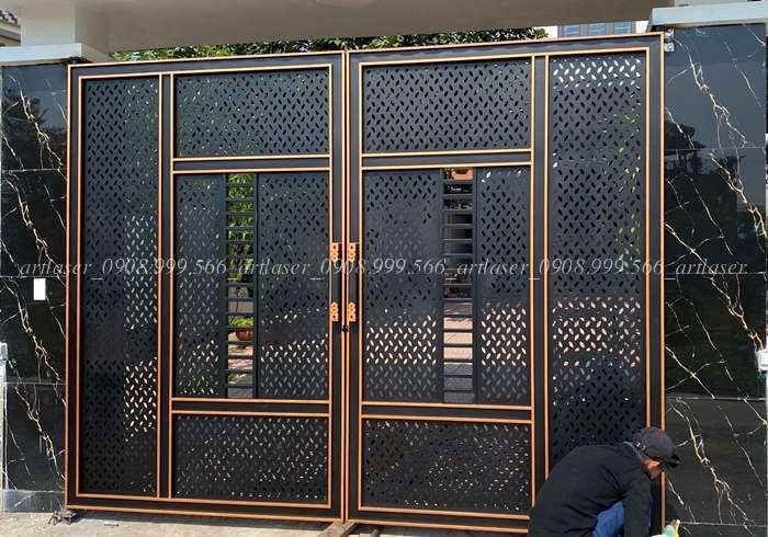 Mẫu cửa cổng sắt mỹ thuật uốn hoa văn cổ điển, tạo nên "bộ mặt" sang trọng cho biệt thự Vinhomes.