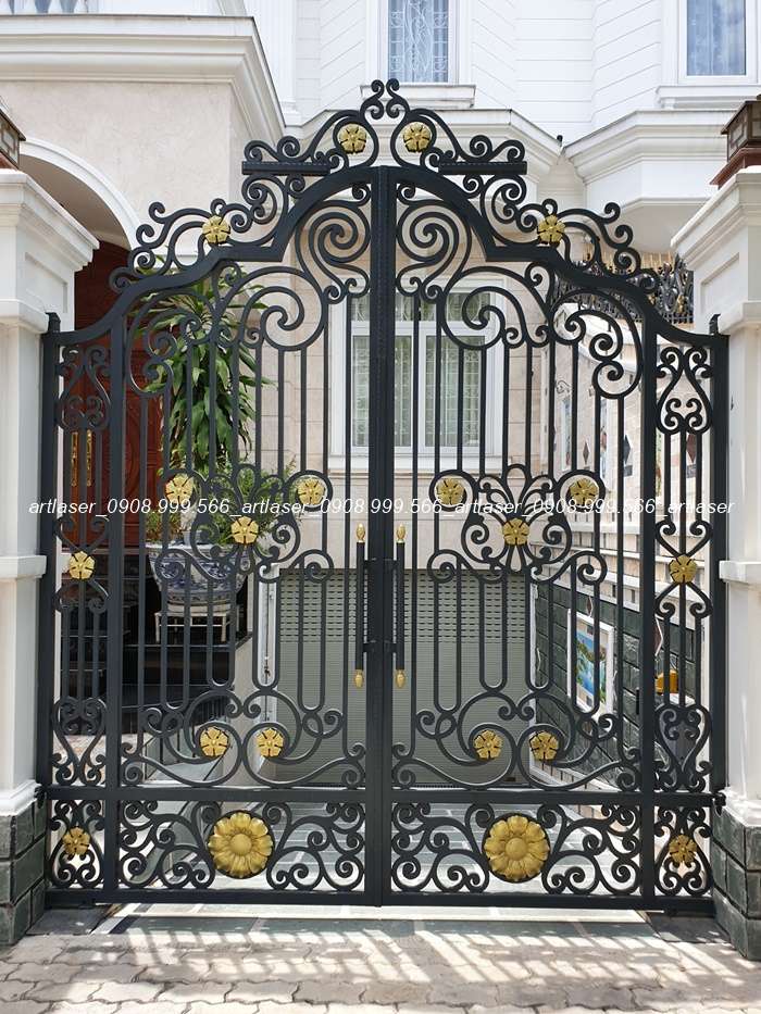 Hệ thống cổng và hàng rào sắt mỹ thuật kiên cố, lớp bảo vệ đầu tiên trong hệ thống sắt thép an ninh biệt thự.