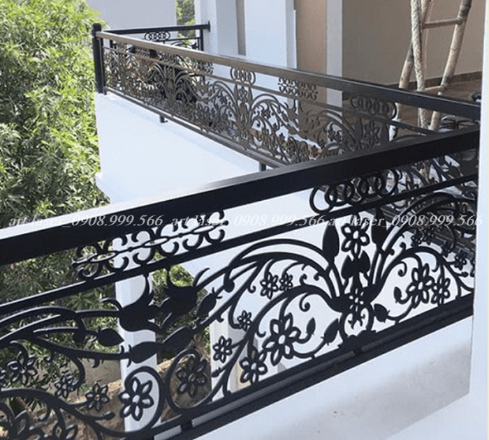 Mẫu lan can ban công sắt mỹ thuật hiện đại, đảm bảo tiêu chuẩn an toàn 1.4m cho căn hộ.