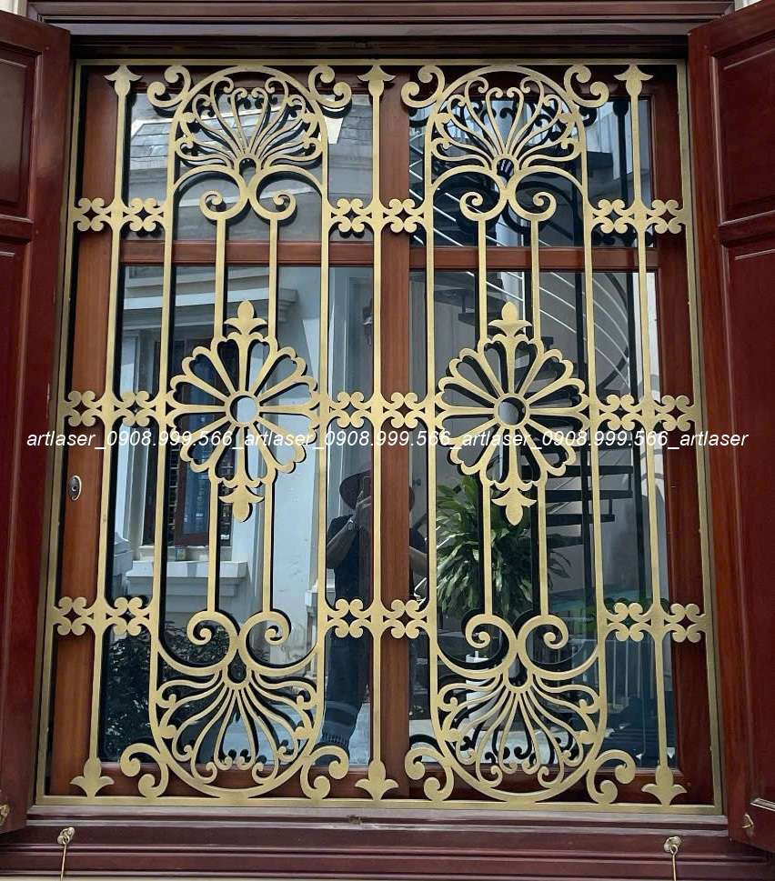 Khung bảo vệ cửa sổ sắt mỹ thuật uốn hoa văn, đảm bảo an ninh cho biệt thự liền kề tại Hà Nội.